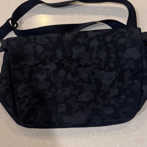 lululemon athletica Black Crossbody Bag - Picture 2 of 4